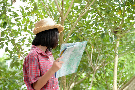 在户外自然背景旅行春季暑假概念GenZ等地站立在野外自然背景旅行春天暑假概念中时持有的年轻亚洲女孩旅行者肖像假期曼谷创图片