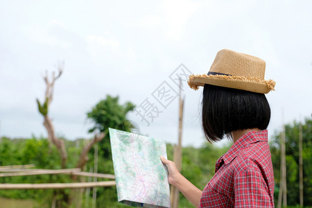 旅游创在户外自然背景旅行春季暑假概念GenZ等地站立在野外自然背景旅行春天暑假概念中时持有的年轻亚洲女孩旅行者肖像人们图片