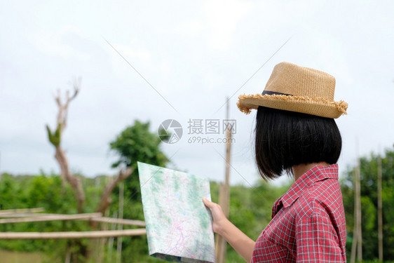 旅游创在户外自然背景旅行春季暑假概念GenZ等地站立在野外自然背景旅行春天暑假概念中时持有的年轻亚洲女孩旅行者肖像人们图片