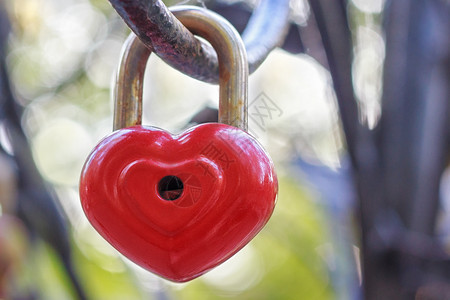 统一老的浪漫红色锁以心脏形式挂在铁轨上爱人的传统是与忠诚的象征永远团结在一起俄罗斯图片