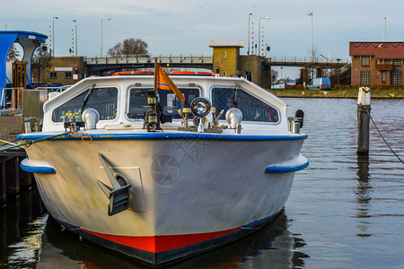 车辆旅行荷兰语码头水面城市风景典型的荷兰河水运输图片
