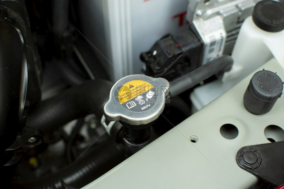 发动机覆盖油散热器冷却系统汽车部件概念的RadiatorAdratorCap图片