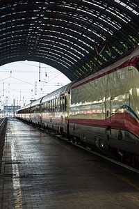 游客意大利米兰中央铁路站白色列车意大利平台镇图片
