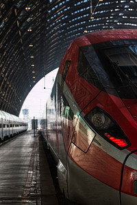 离开目的地电缆意大利米兰中央铁路站红列车意大利米兰中心火车站图片