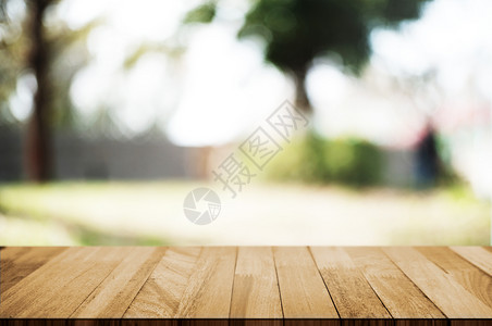 质地优的清除模糊户外绿色自然背景上方空木板桌图片