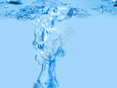 明亮的蓝色纯水中升至表面的气泡摘述背景以下溅起背景图片