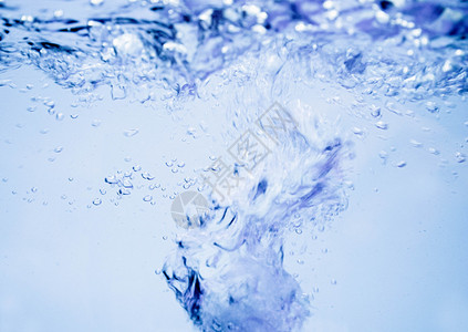 蓝色纯水中升至表面的气泡摘述背景液体蓝色的湿图片
