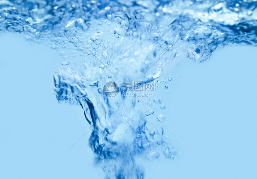 液体抽象的蓝色纯水中升至表面的气泡摘述背景波纹图片