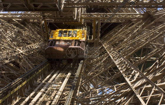 车梁地标法国巴黎埃菲尔塔楼不同层的电梯将游客载往法国巴黎的埃菲尔塔图片