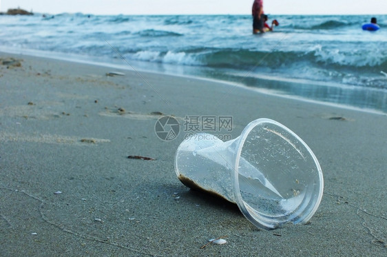 沙滩上的塑料垃圾图片