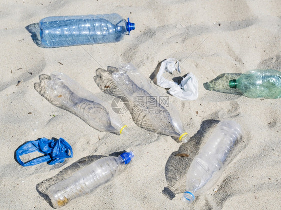 喝自然空塑料水瓶装袋沙拉脱维亚图片