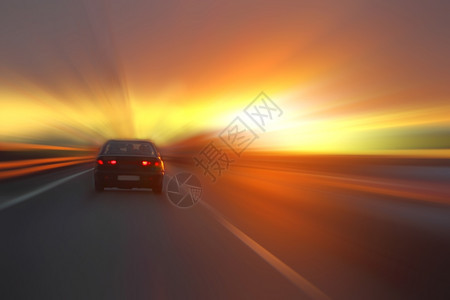 运动暮在高速公路上日落时线图片