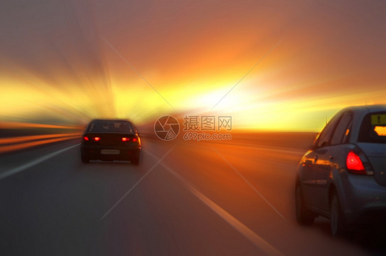 夏天早晨汽车在高速公路上日落时图片