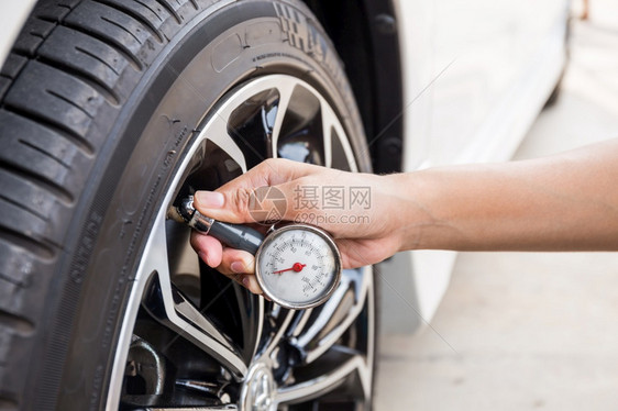 车辆轮胎压力测量的手握强器近距离安装为了膨胀路图片