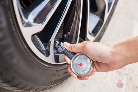 周关心酒吧车辆轮胎压力测量的手握强器近距离安装图片
