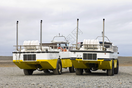 超过两辆栖车用来载客和游飞越冰岛的Jokulsarlon冰川湖挂钩弓图片