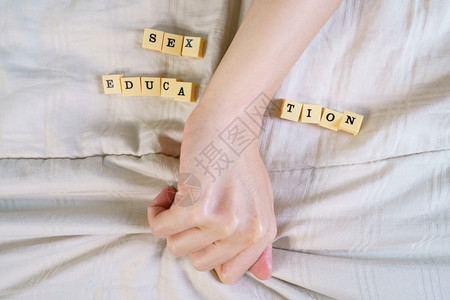 乐趣床上教育的字母表与女手标志高潮象征手指图片