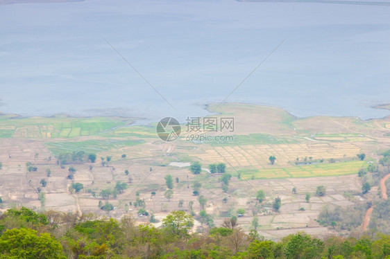 风景假期屋山顶的观测点见以下农田和湖泊图片