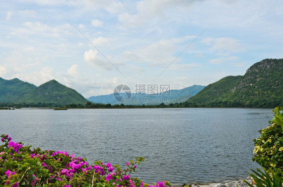 反射热带依山傍水的湖旅行图片