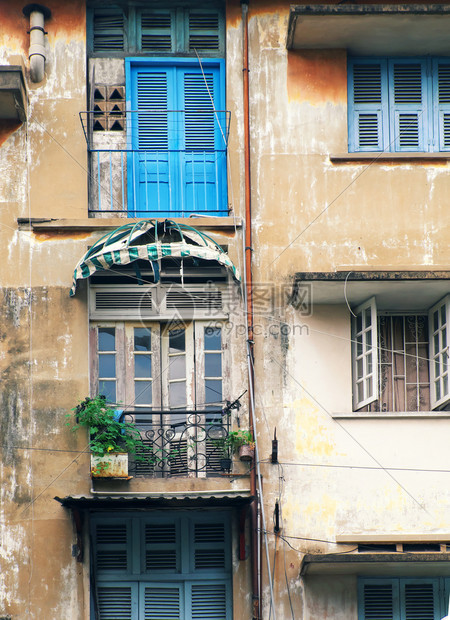 家西贡玻璃越南胡志明市旧房屋外墙的木窗和古董门群图片
