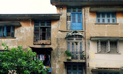 亚洲西贡优质的越南胡志明市旧房屋外墙的木窗和古董门群图片