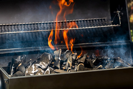 炙烤烧炉坑充满发光和燃烧的烈火红热炭砖和焚化炉柴野餐图片