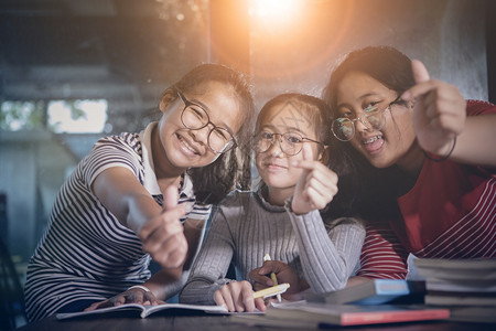 班级在家客厅里放松自在的亚裔青少年学生美丽的教育图片