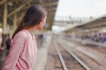 夏天帽子女妇们正在看铁路平台图片