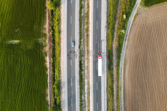 驾驶有汽车的农村公路顶视图有汽车的农村公路顶视图场景多于图片