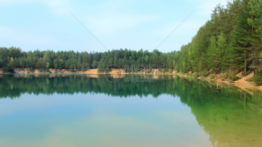 木头全景池塘在森林中画像湖美丽的夏日风景林中画相湖在森图片