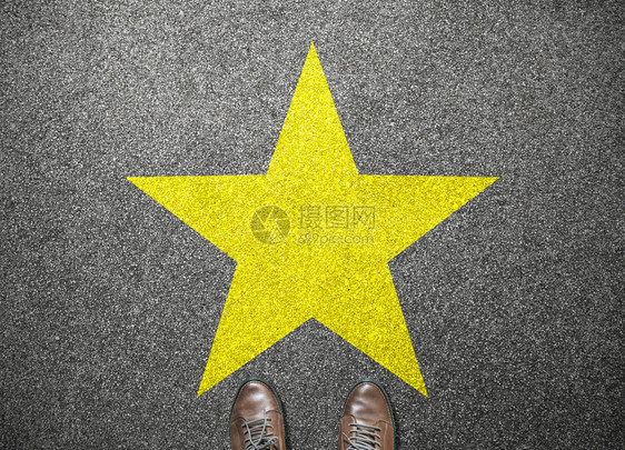 地面荣誉奖板上有商人鞋的大黄色巨星图片