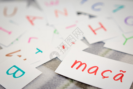 写作桌子以字母卡写法学习新词的葡萄牙文Name用字母卡写手法学习新词织物图片