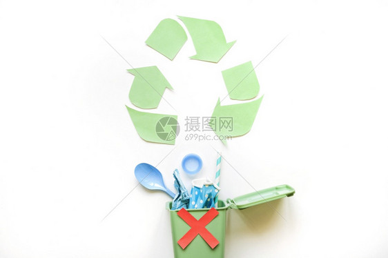 绿色含有塑料垃圾的再循环符号桶能够可回收图片