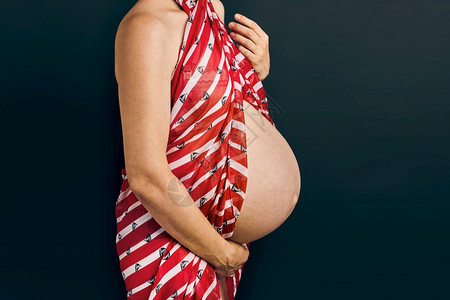 接触怀孕妇女摸肚子的直截了当背景怀孕期望母概念孕妇抚摸肚子拥抱超过图片