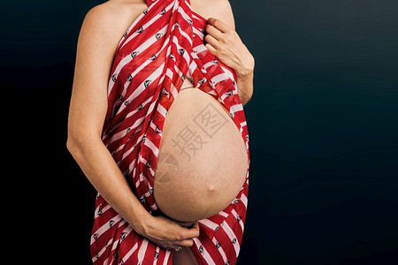 怀孕妇女触摸肚子的直截了当背景怀孕期望母概念孕妇抚摸肚子女中段产假图片