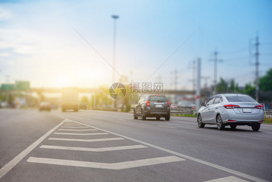 驾驶在高速路上的车图片