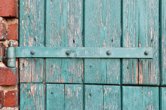 荷兰Zelhem用风化油漆旧木制门的锁链合页木制的玷污图片