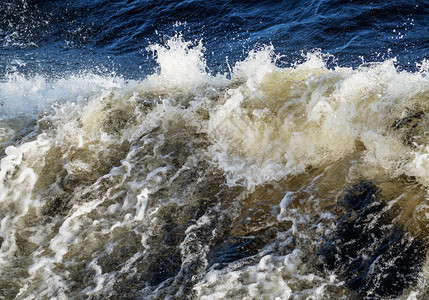 液体喷白色的海浪对船上冲击产生波浪和泡沫船舶上图片