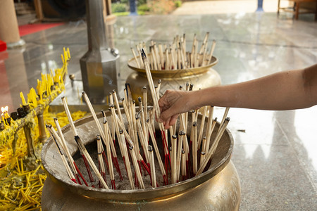 印度人传统的在寺庙中烧香棒祈祷佛或印度神明来表示尊重图片