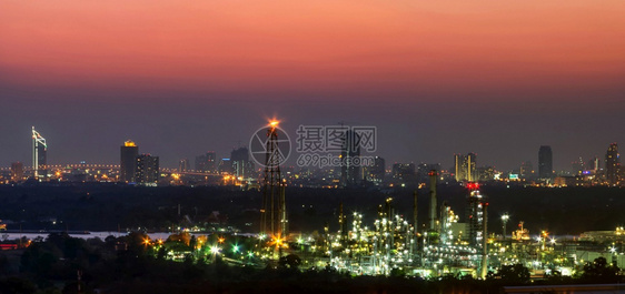 经济生产工程1背景是摩天大楼商业区Twightlight时间对炼油厂全景的一幅大观其背景是图片