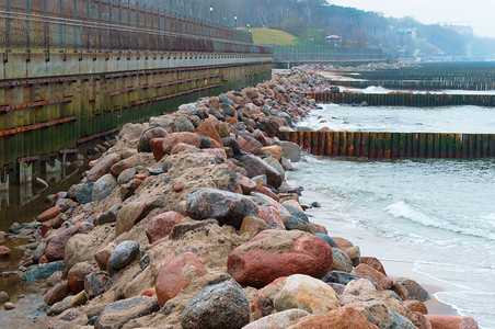 岩石海岸上的脊保护海码头免受破坏保护海码头免受破坏海岸上的石脊洋旅游图片