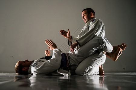 和服示范赋权巴西的BJJ训练在中战斗前由两名拳手亲拍而省下Tatami两只手图片