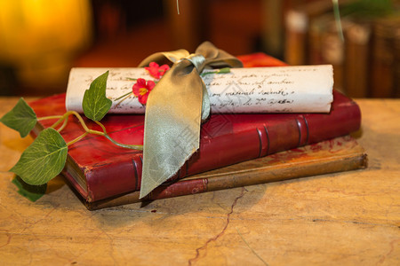 床单羊皮纸古代手写条卷滚动金丝带和红书以及绿叶花生古代手写纸条卷滚动金架子古董图片