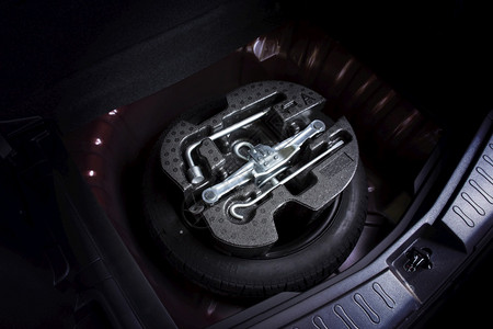 助手肖像车辆汽零件概念备用轮胎中的和式换工具箱图片