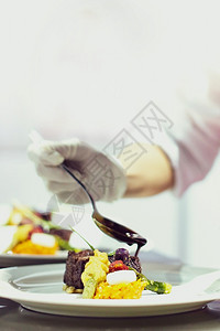 肉厨师准备食物饭厨房师烹饪餐盘装饰缝纫美食油炸图片