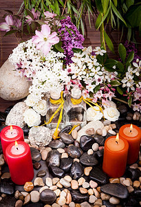 石堆里的花束与蜡烛图片