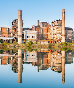 工业的行倒映在河中的老工厂复杂图片