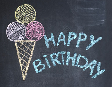 一种满的生日快乐由黑板上的粉笔写作祝贺晋升图片