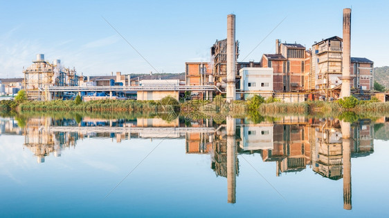 地标抽烟工厂在河里反射的旧造纸厂图片