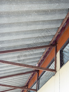 地点学校食堂水泥纤维屋顶的旧金属板架高的格栅图片